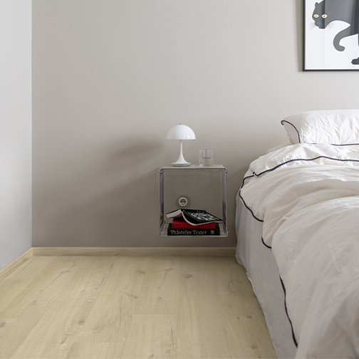sovrum med ett beige flex vinyl-golv från Pergo